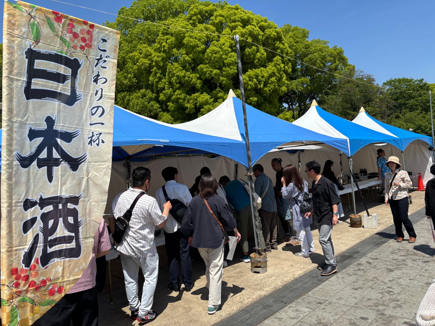 利き酒ブースに並ぶ来場者の様子